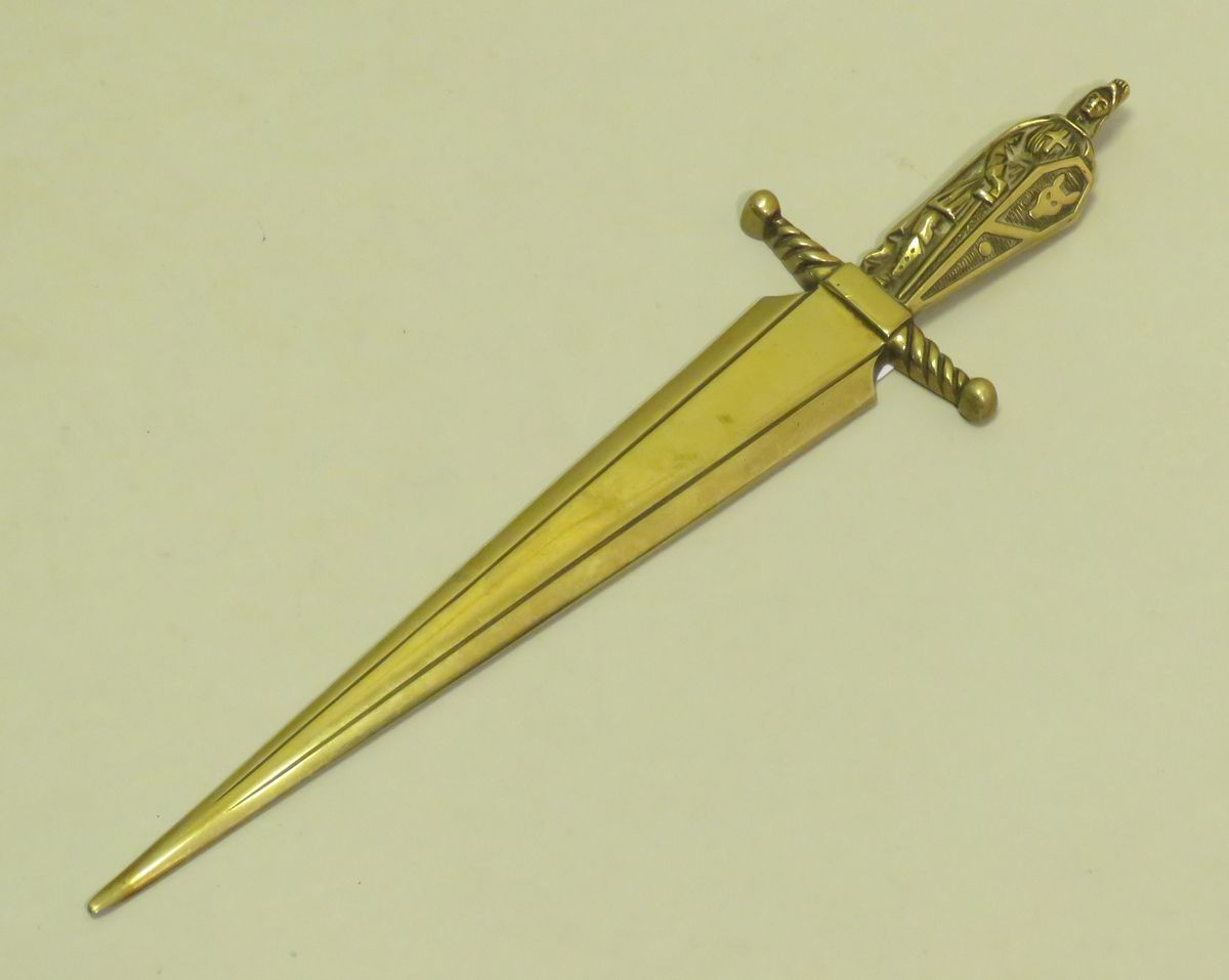 Null Important brass paper-cutter. Xth century. 28,5 x 7,5 cm.
