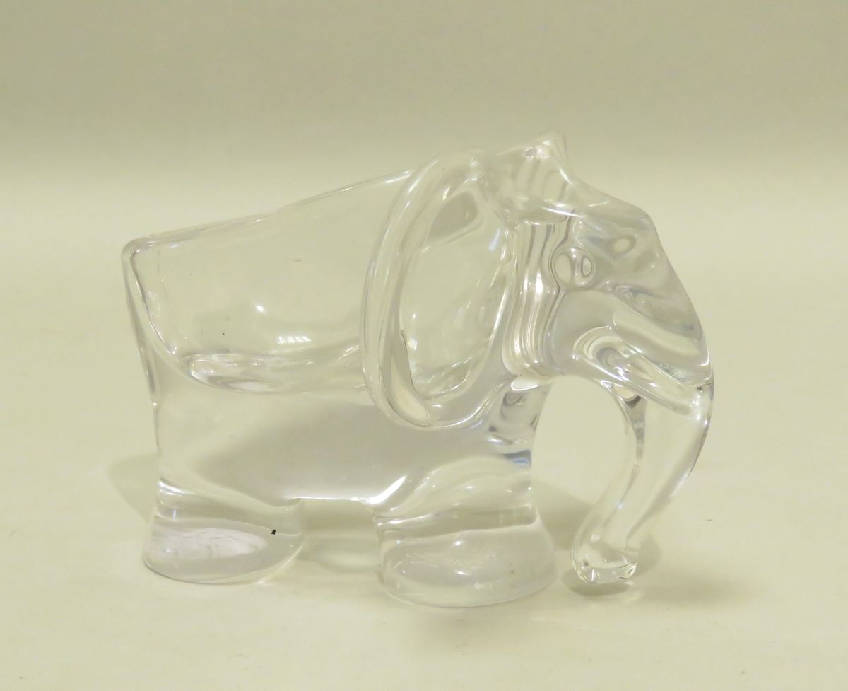 Null ART VANNES, France. Réceptacle "éléphant" en cristal. Xxème siècle. 8 x 11 &hellip;