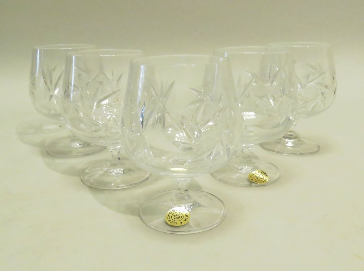 Null Suite of five cut crystal cognac glasses. XXth century. 11.5 x 8 cm.