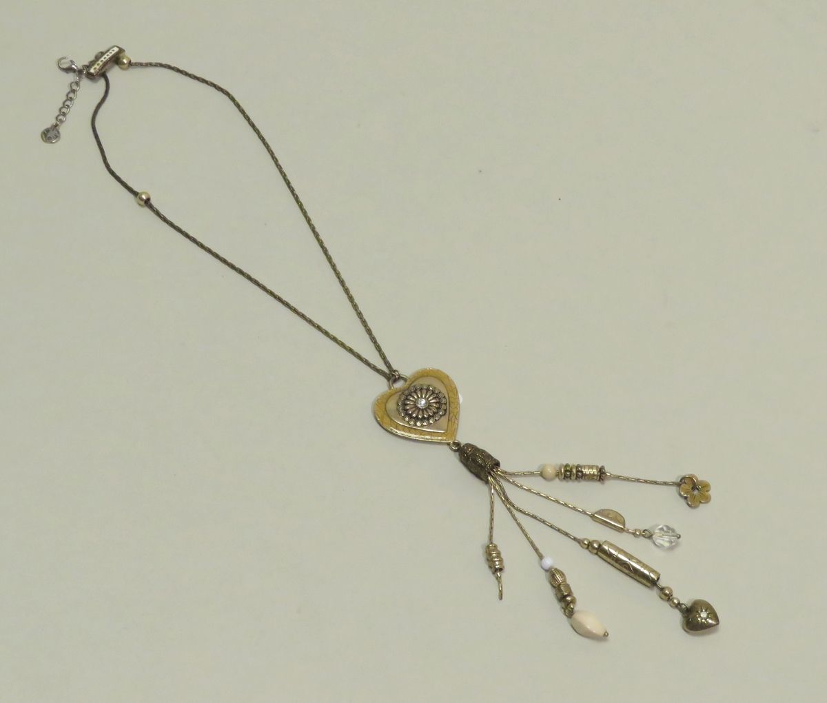 Null IKITA, Paris. Verstellbare Fantasie-Halsketten aus Metall mit Charms. Unter&hellip;