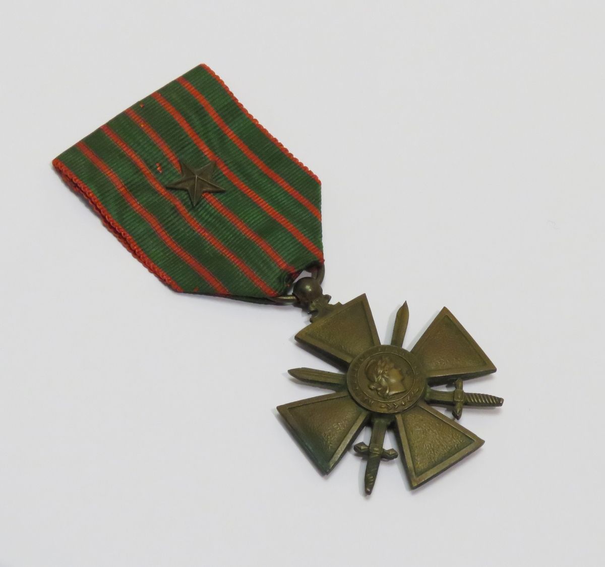 Null Croix de Guerre avec rubans. 9,5 x 4 cm.