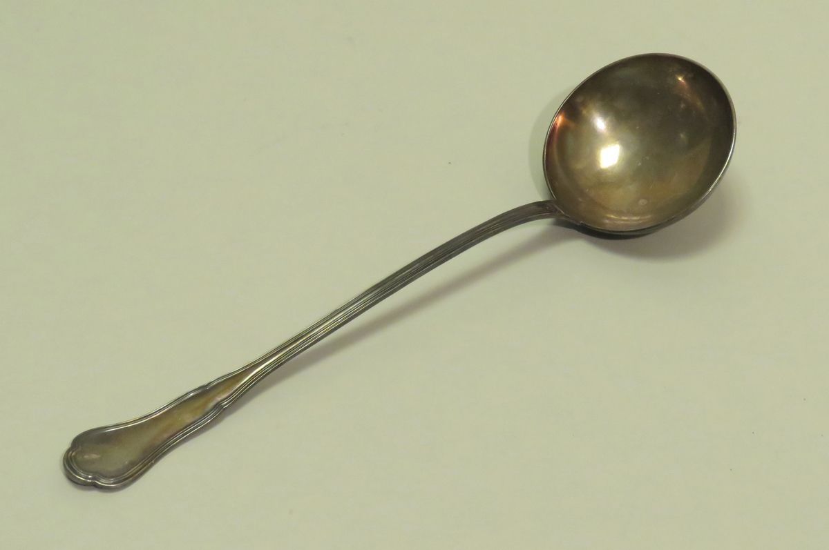 Null Orfèvre : CHRISTOFLE. Importante louche en métal argenté. Long : 35 cm.