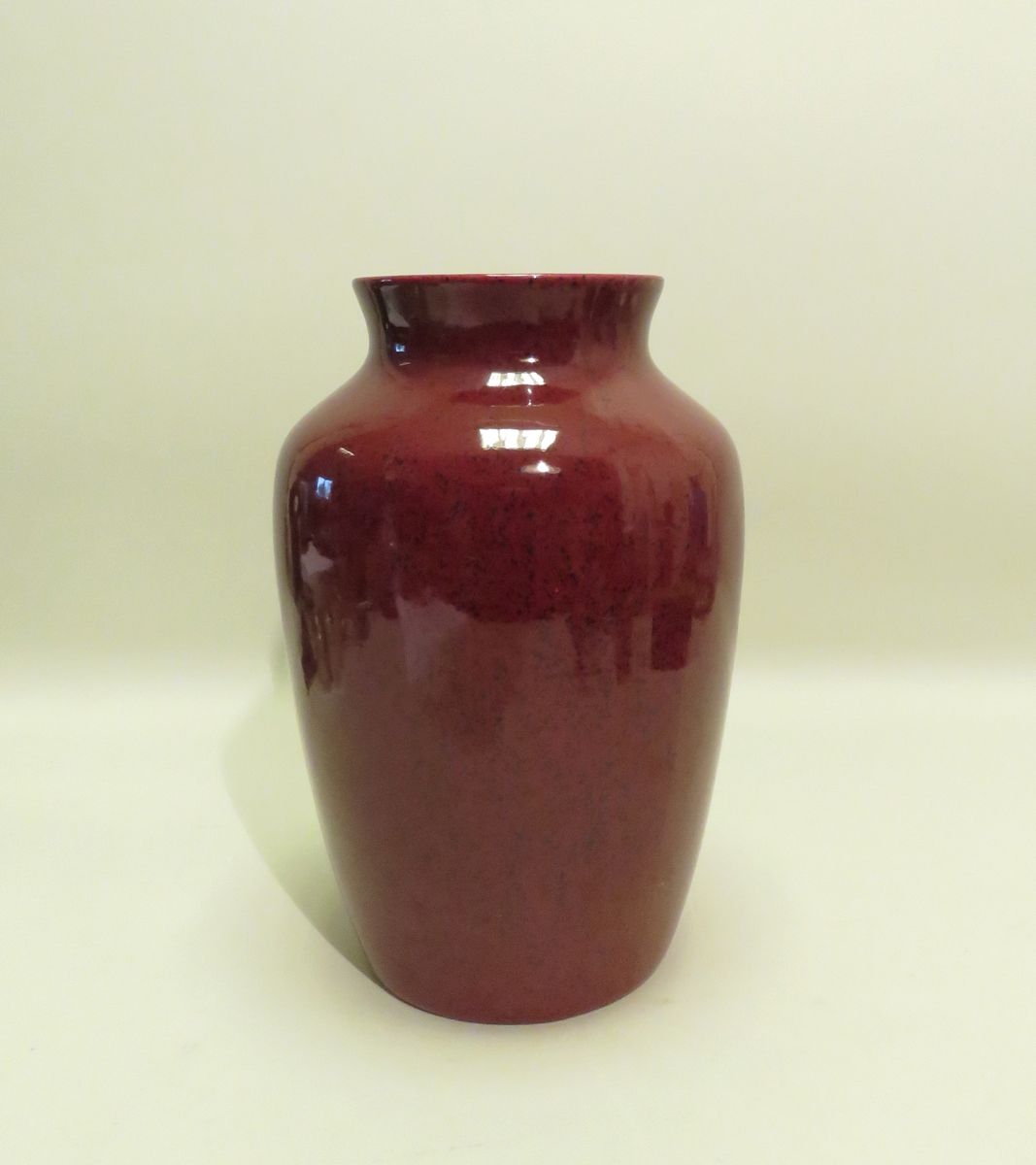 Null 一个圣克莱门特陶器花瓶，有红色和黑色的斑点装饰。底座下有签名。20世纪。32.5 x 20.5厘米。