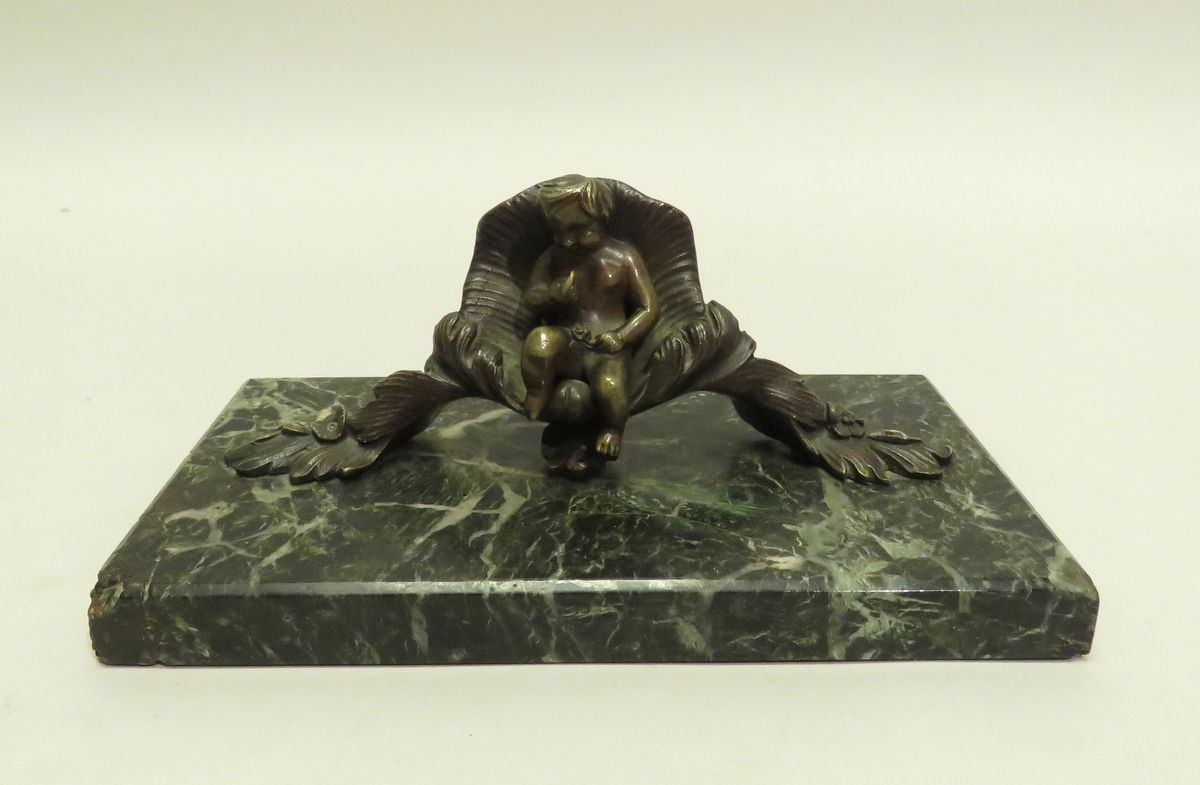 Null Sujet en bronze représentant un Putto assis. Socle en marbre veiné vert/noi&hellip;