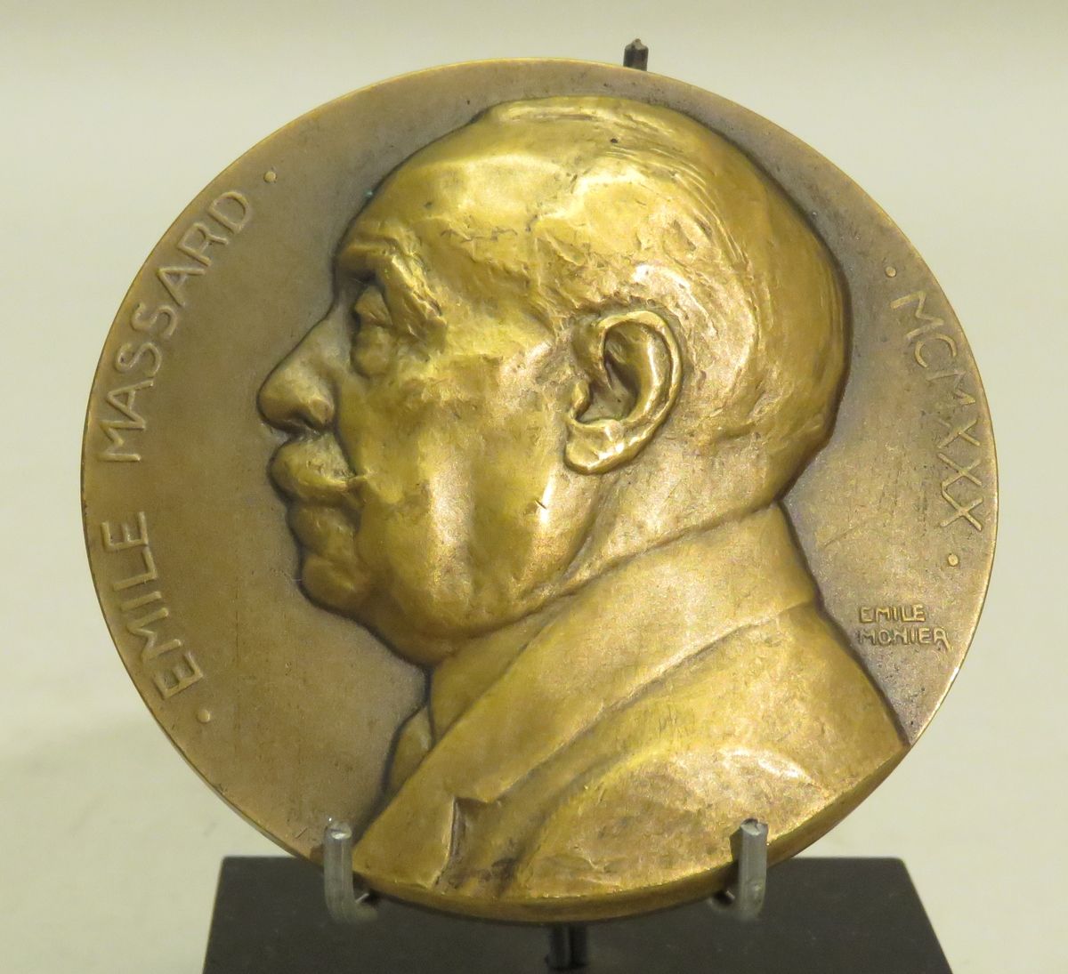 Null 美丽的铜质桌牌 "埃米尔-马萨尔，1930年；巴黎市向荣誉军团司令、第十七区市政委员埃米尔-马萨尔颁发，以纪念他1904-1930年的25年任期"。直&hellip;