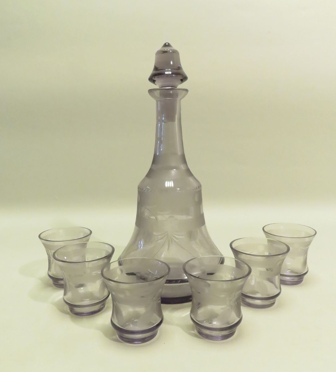Null 吹制玻璃器皿（捷克斯洛伐克），由七件组成。-6个杯子/杯。7.5 x 7厘米；-1个玻璃杯和塞子。31.5 x 15厘米。