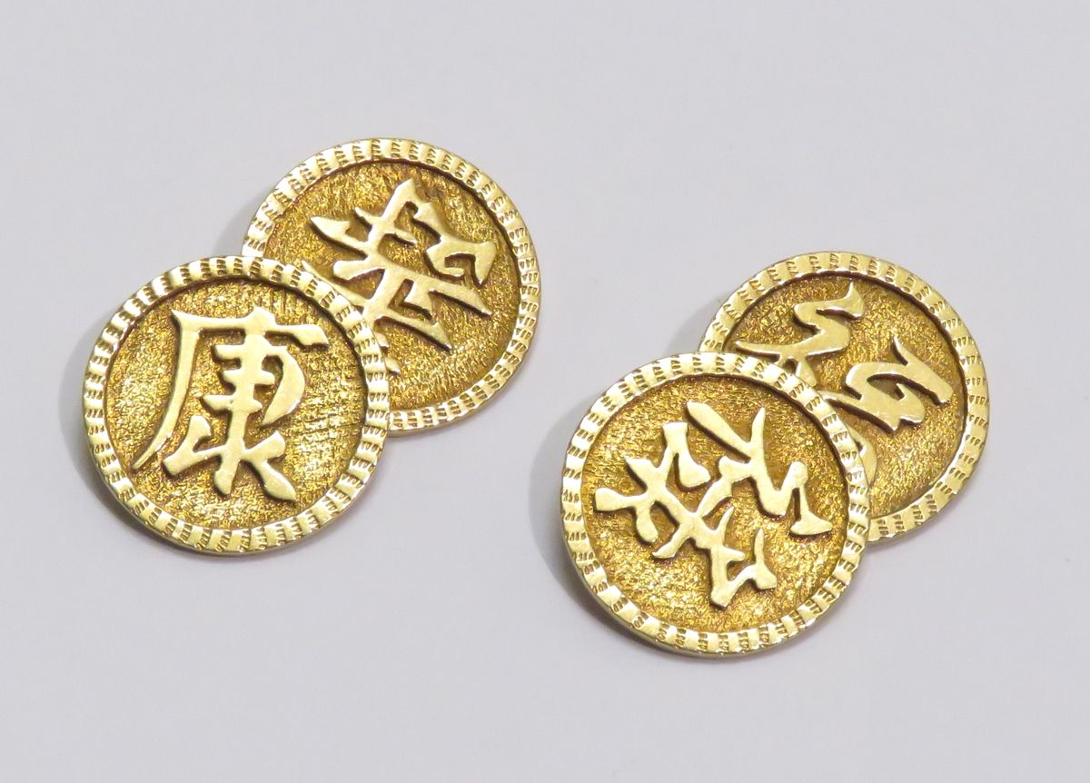 Null 
Coppia di gemelli in oro giallo 18 carati con caratteri asiatici. Indocina&hellip;