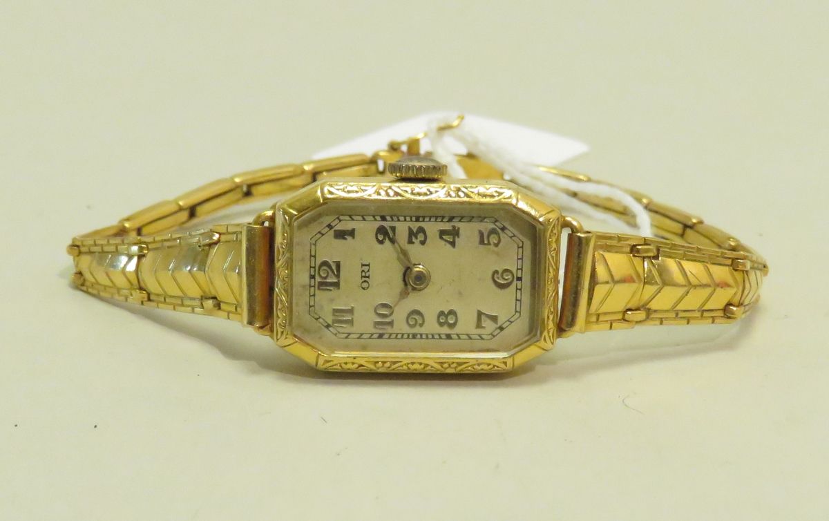Null ORI。镀黄金层压女士腕表。手镯有铰接式的链节，有一个扣子和一个安全 "8 "字。机械缠绕的机芯（不工作）。按原样。