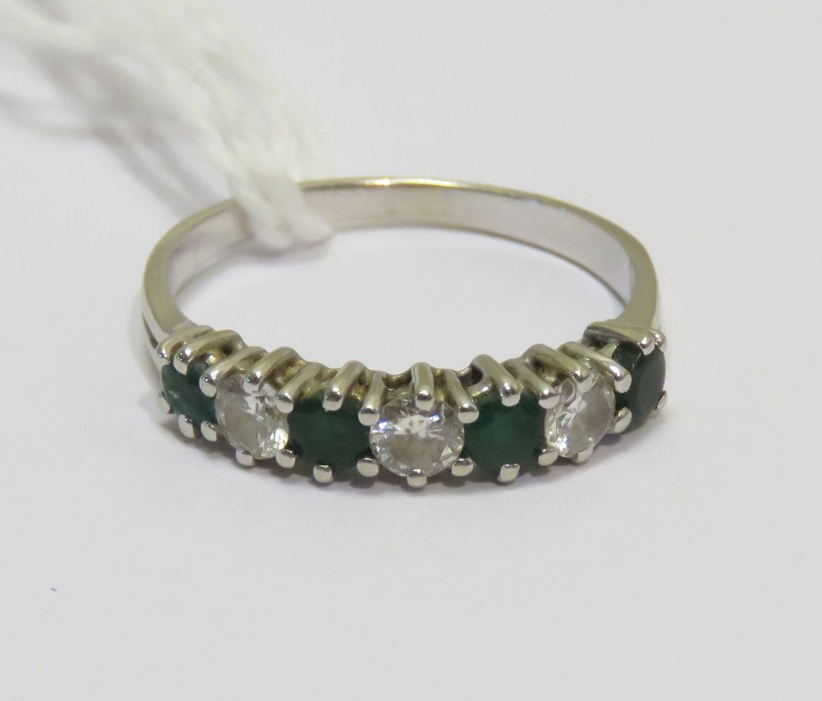 Null 白金戒指，镶有三颗明亮式切割钻石，约0.30克拉，镶有四颗明亮式切割祖母绿。毛重：2g05。TDD : 53.