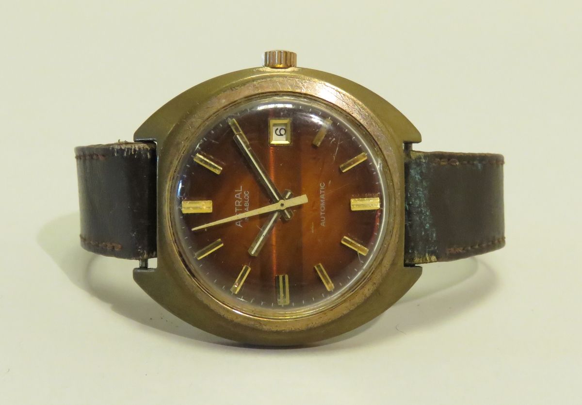 Null ASTRAL. Vintage" Armbanduhr aus Gelbgoldplaqué. Das Lederarmband mit silber&hellip;