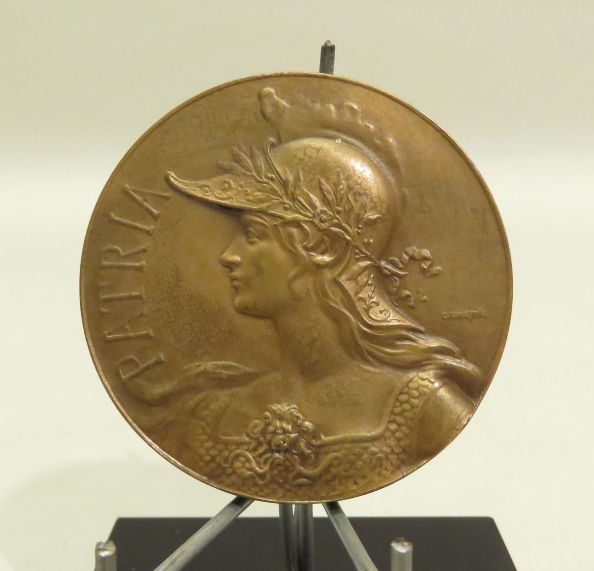 Null 铜牌 "Patria"，由诺曼底地理学会提供，1904年。直径：5.3厘米（雕刻的）。