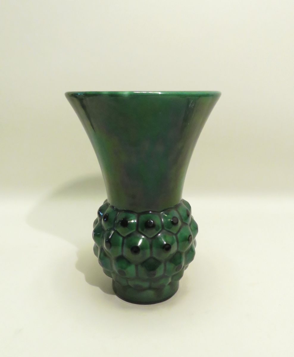 Null B.LETALLE pour SAINT-CLéMENT. Vase "cornet" à décor en vert formant à la ba&hellip;