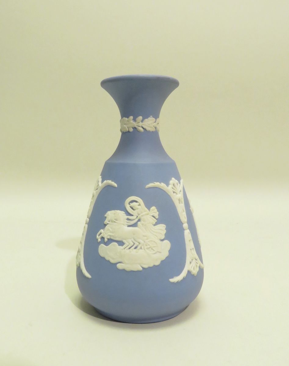 Null WEDGWOOD, England. Bezaubernde Soliflor-Vase mit Dekor im neoklassizistisch&hellip;
