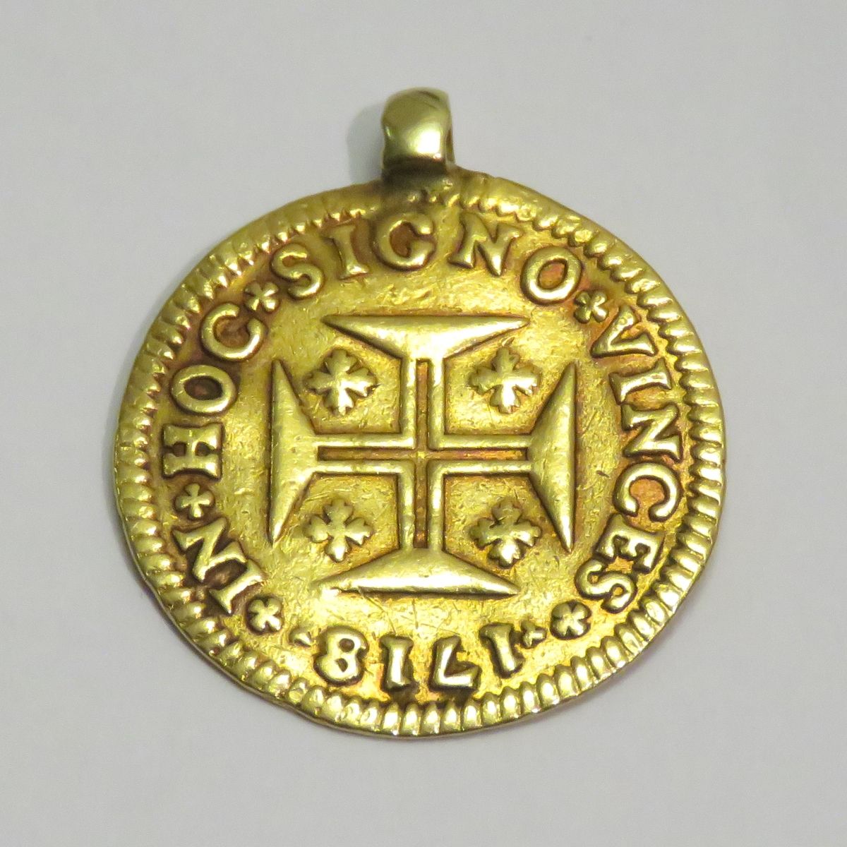Null Joannnes V"（葡萄牙国王）金币（安装为吊坠，焊接的金瓢），日期为1718年。净重：2克65。直径：24毫米。状况良好。