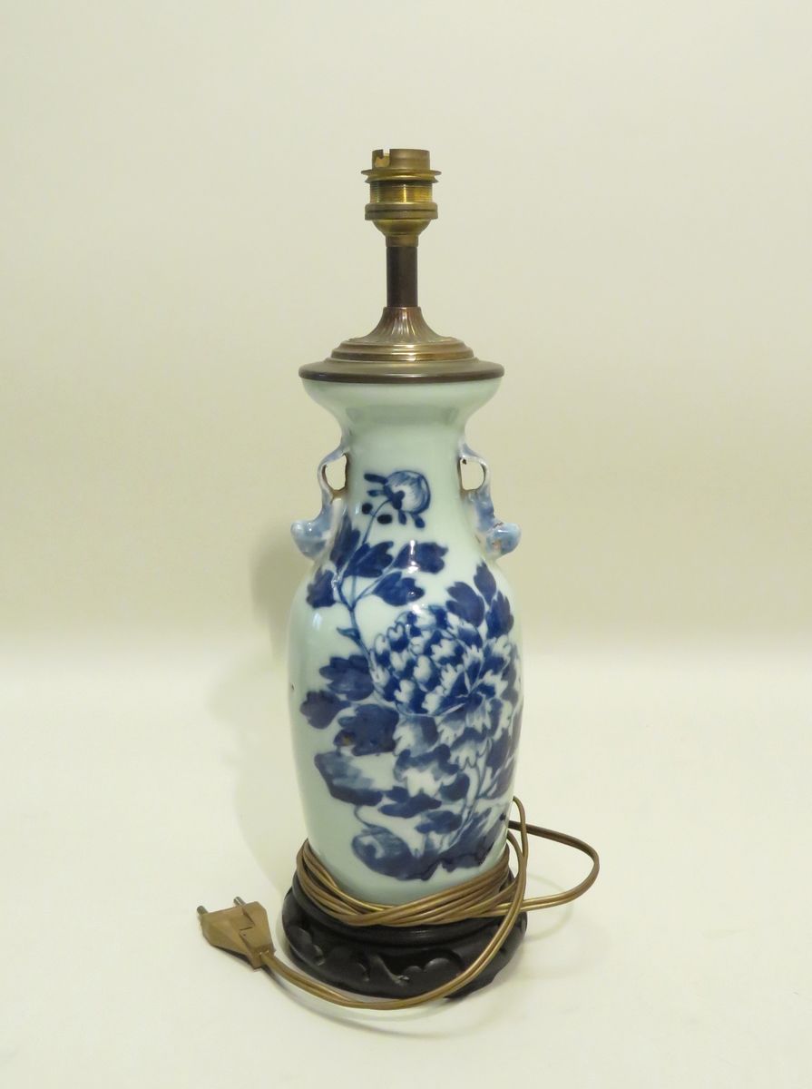 Null Vase en porcelaine monté en lampe, à décor en camaieu de bleu sur fond vert&hellip;