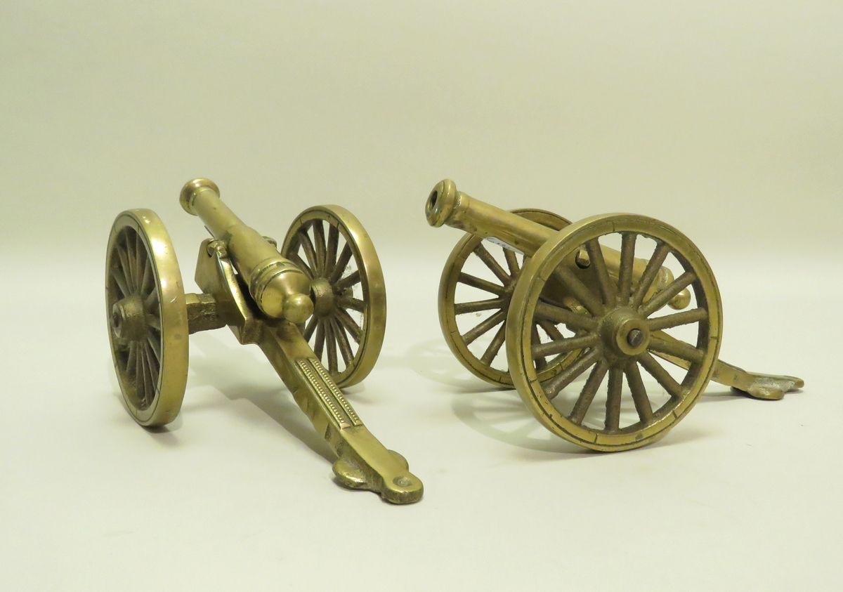 Null Pair of decorative gilt bronze cannons. Xth century. 10 x 20 cm.