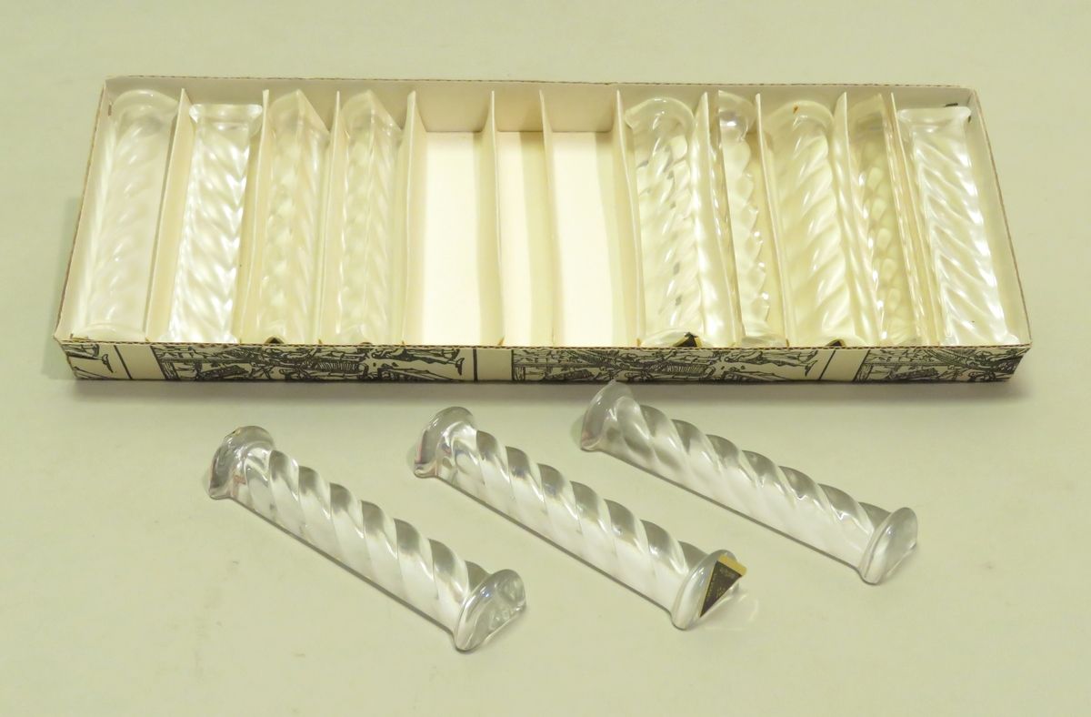 Null 一套12个水晶刀架，呈扭曲的半圆柱形。20世纪。2 x 9厘米（一些非常轻微的缺口）。在一个盒子里。