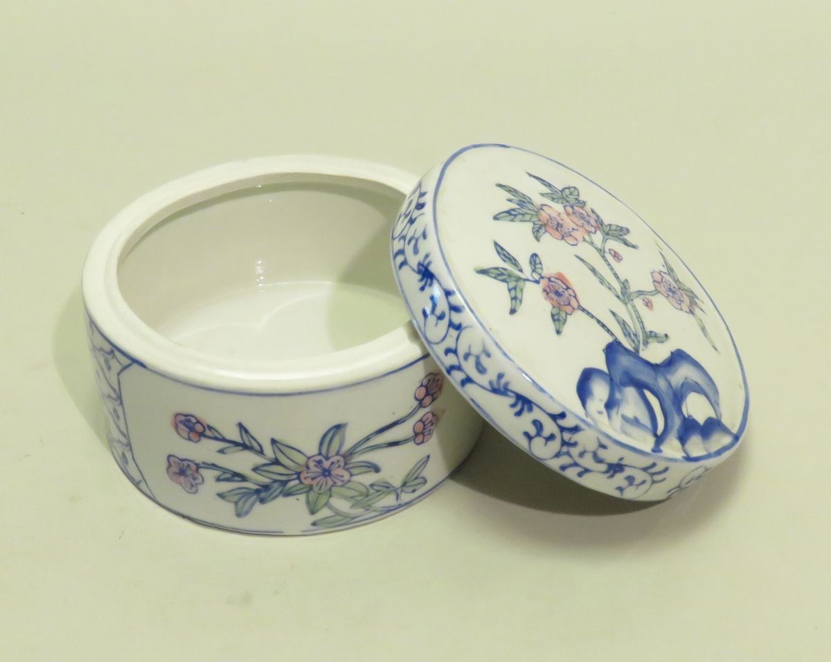 Null Boîte couverte en porcelaine émaillée à décor de fleurs. Dans le goût Extrê&hellip;