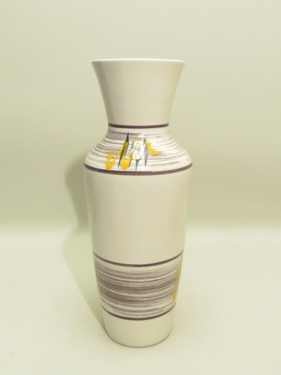 Null 德国西部。釉面陶瓷花瓶，白色背景上有抽象的设计。20世纪。40.5 x 16厘米。