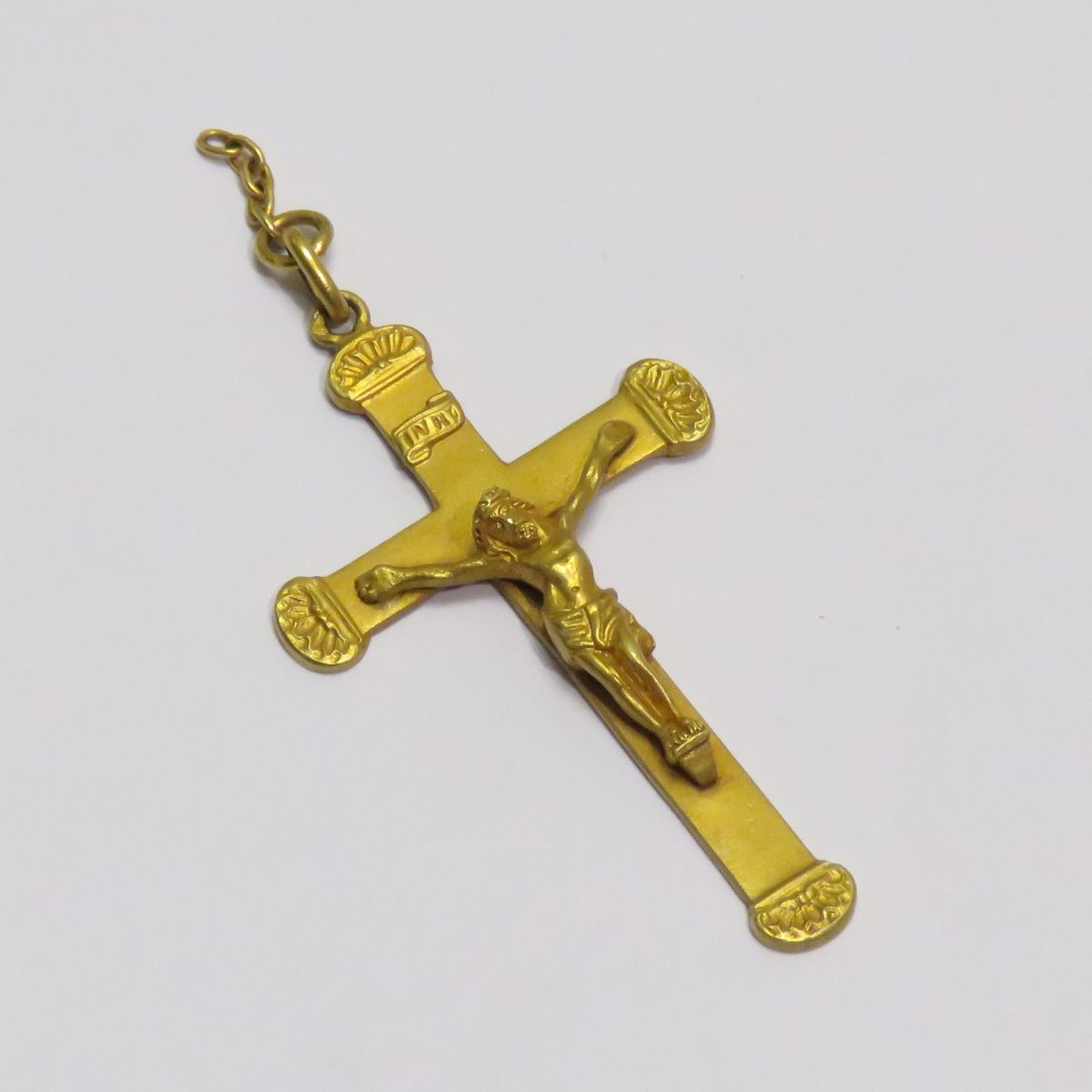 Null Ciondolo in oro giallo 18 carati raffigurante Cristo sulla croce. Peso nett&hellip;