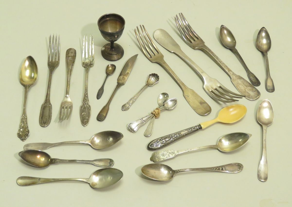 Null 一批杂项银器（主要是餐具，最低等级925/1000）。总毛重（包括象牙雕刻的勺子）：606克7。