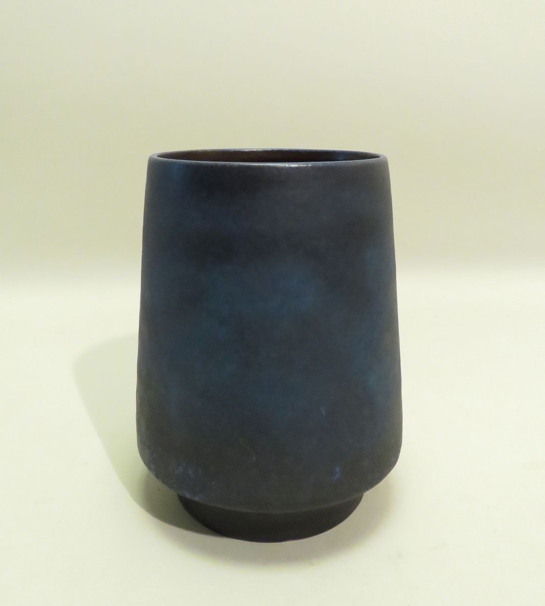 Null Vase en grès émaillé bleu à coulées. Xxème siècle. 18 x 12 cm.