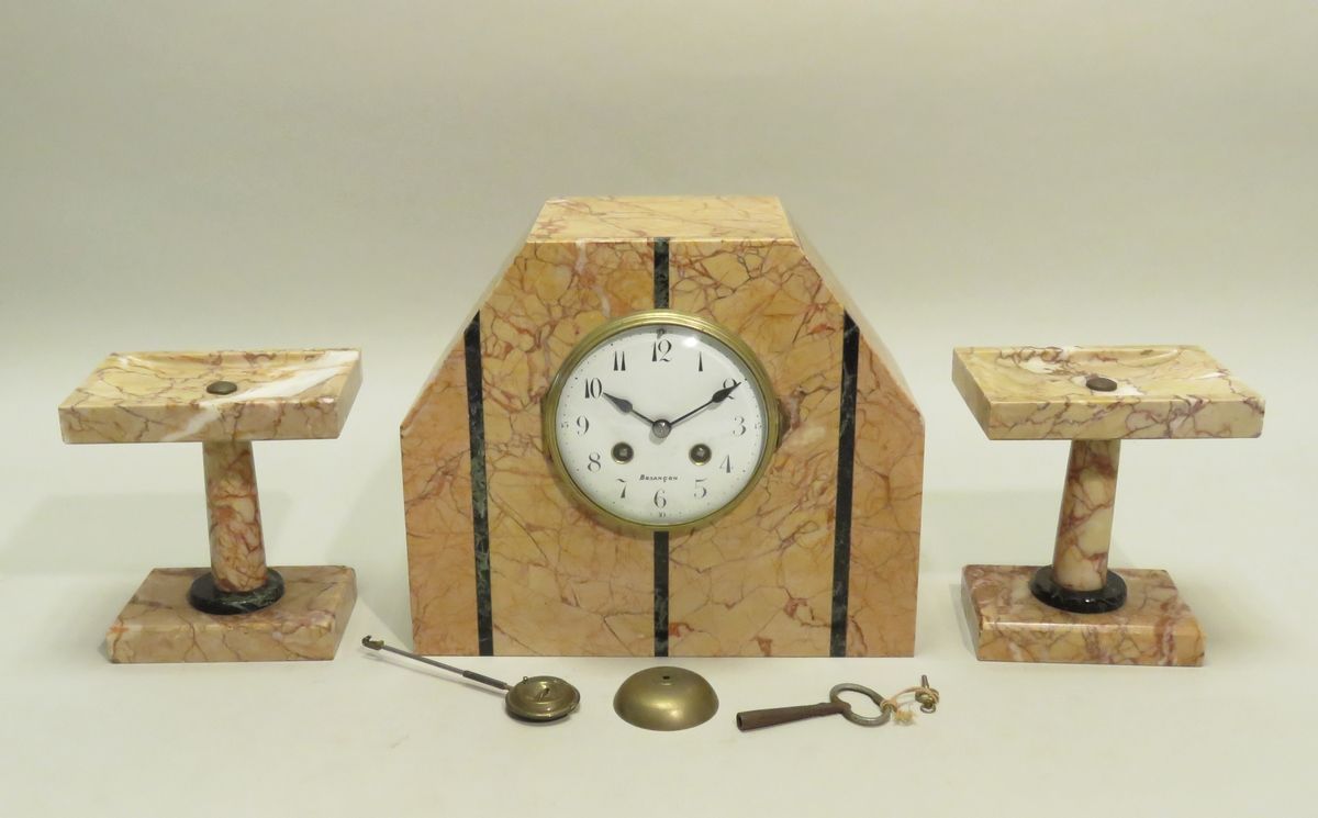 Null 大理石壁炉钟和它的套装。表盘上标有 "Besançon"。20世纪中期。22 x 26厘米（时钟）和14,5 x 13,5 x 9,5厘米（配件；平衡&hellip;