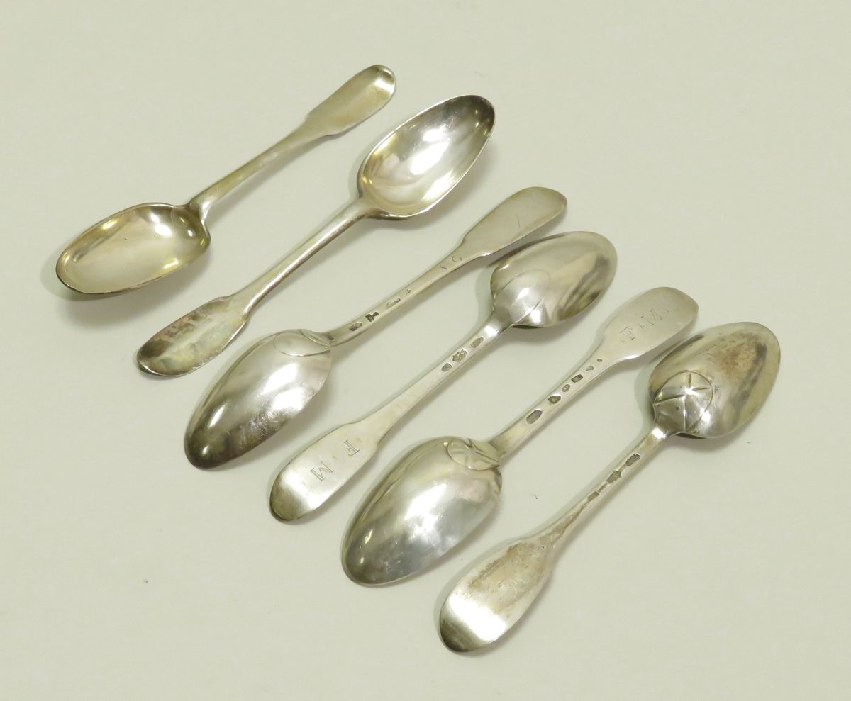 Null Lot dépareillé de six cuillères à soupe en argent (poinçons anciens Régime &hellip;