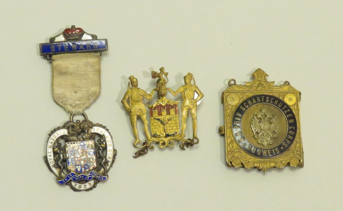 Null FRANCE. Trois insignes : 
-Insigne de Steward du Royal Masonic Institue for&hellip;