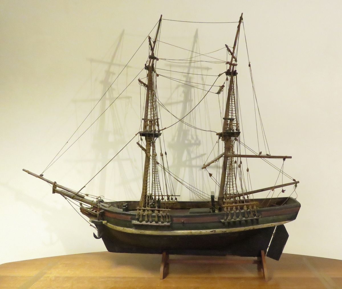 Null Importante maquette de navire marchand en bois peint, avec cordages et ancr&hellip;