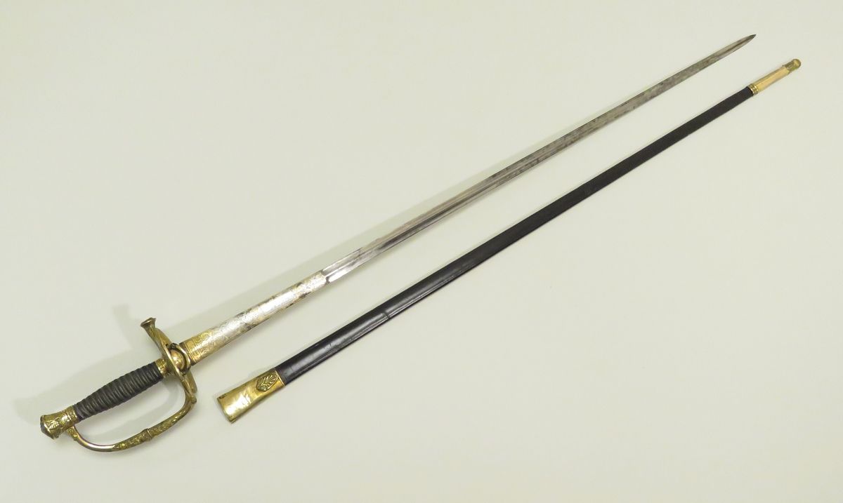 Null Epée d’officier type 1817 à ciselures. Fusée recouverte de cuir avec filigr&hellip;