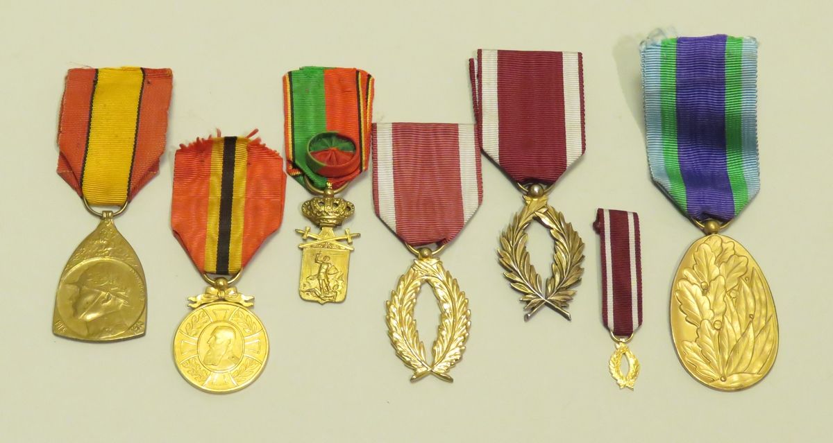 Null BELGIQUE
Ensemble comprenant : 
-Médaille du roi Albert commémorative 1914-&hellip;