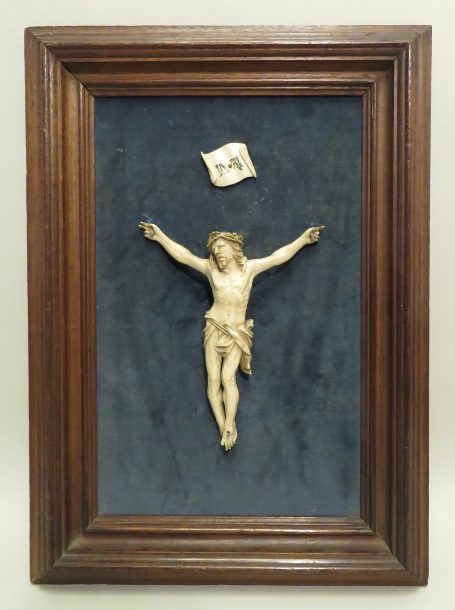 Null Christ en ivoire sculpté. Tête ceinte d’une couronne d’épines penchée sur l&hellip;