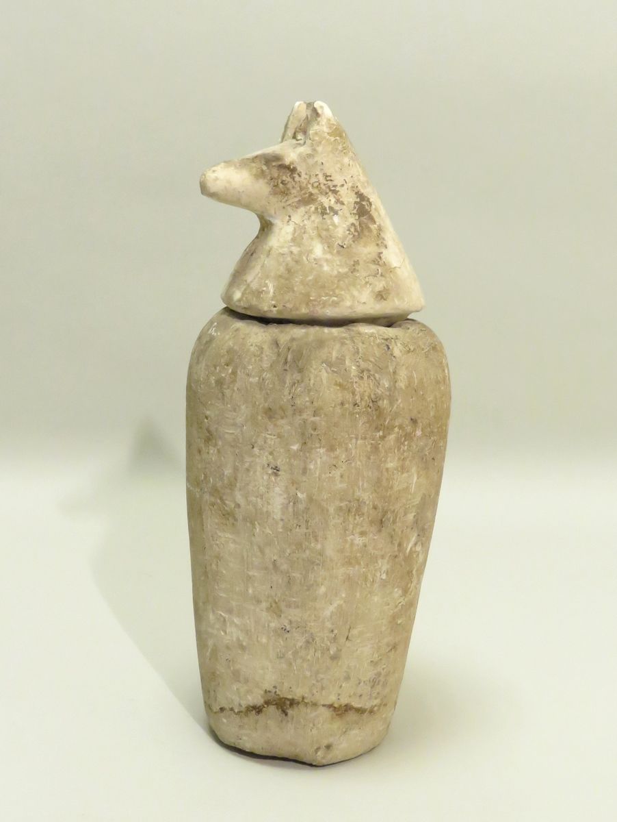 Null 带有豺狼DOUAMOUTEF（荷鲁斯的四个儿子之一）图案的卡诺皮克花瓶 石灰岩，带有使用的痕迹。埃及晚期（公元前660-330年）。30 x 12.5&hellip;