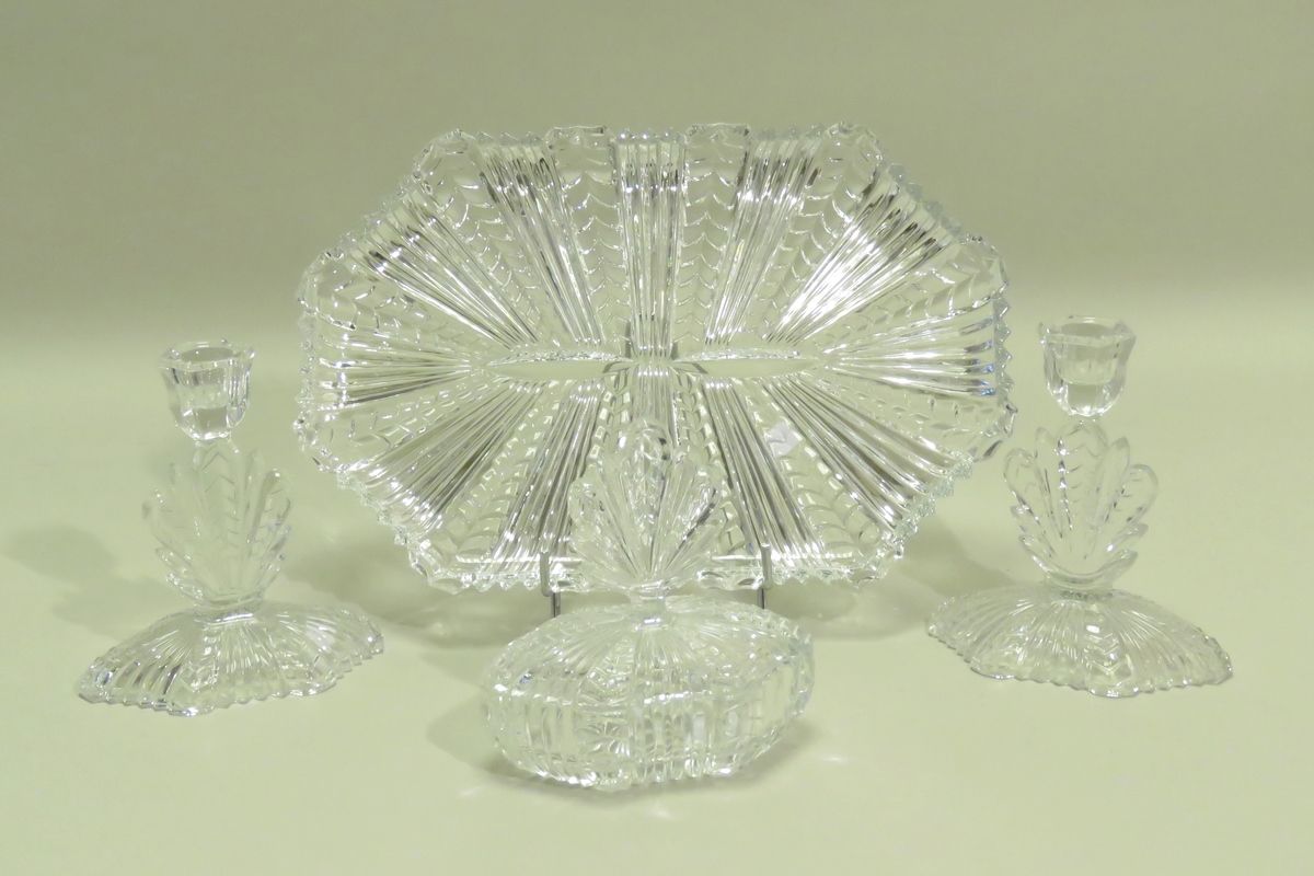Null Set of four pieces in molded glass. Xth century. Dim. Of candlesticks : 14 &hellip;