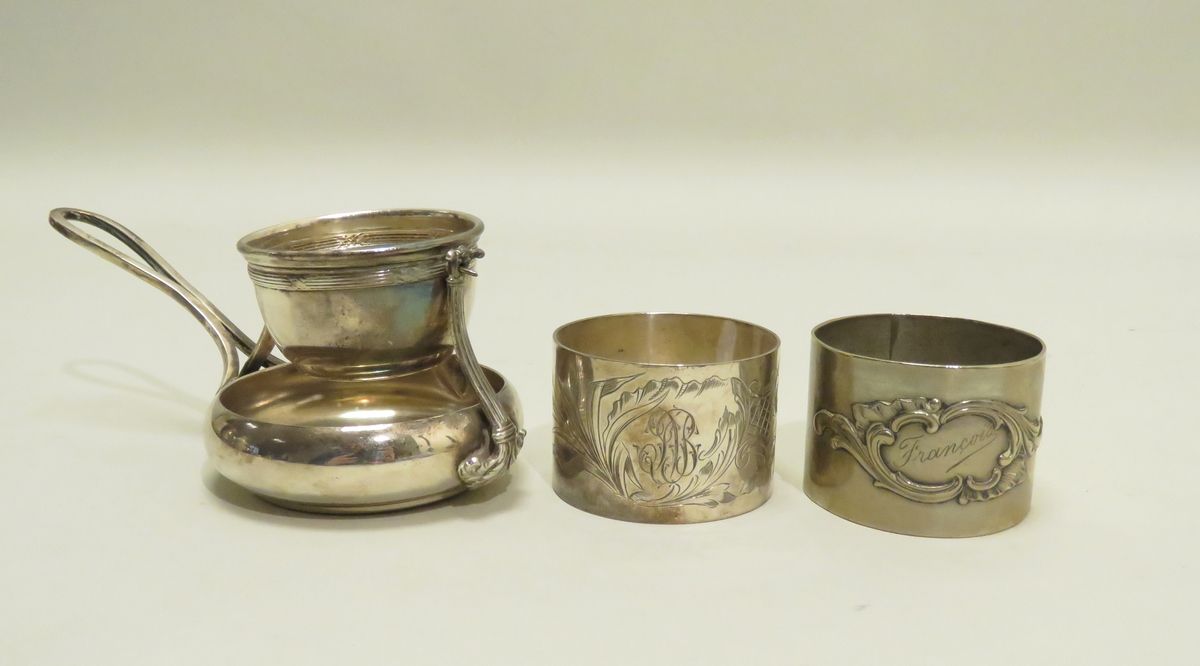 Null 一套三个镀银金属件，包括：2个餐巾环（刻有名字和编号）。直径：5厘米；-1茶托。 6 x 14厘米。