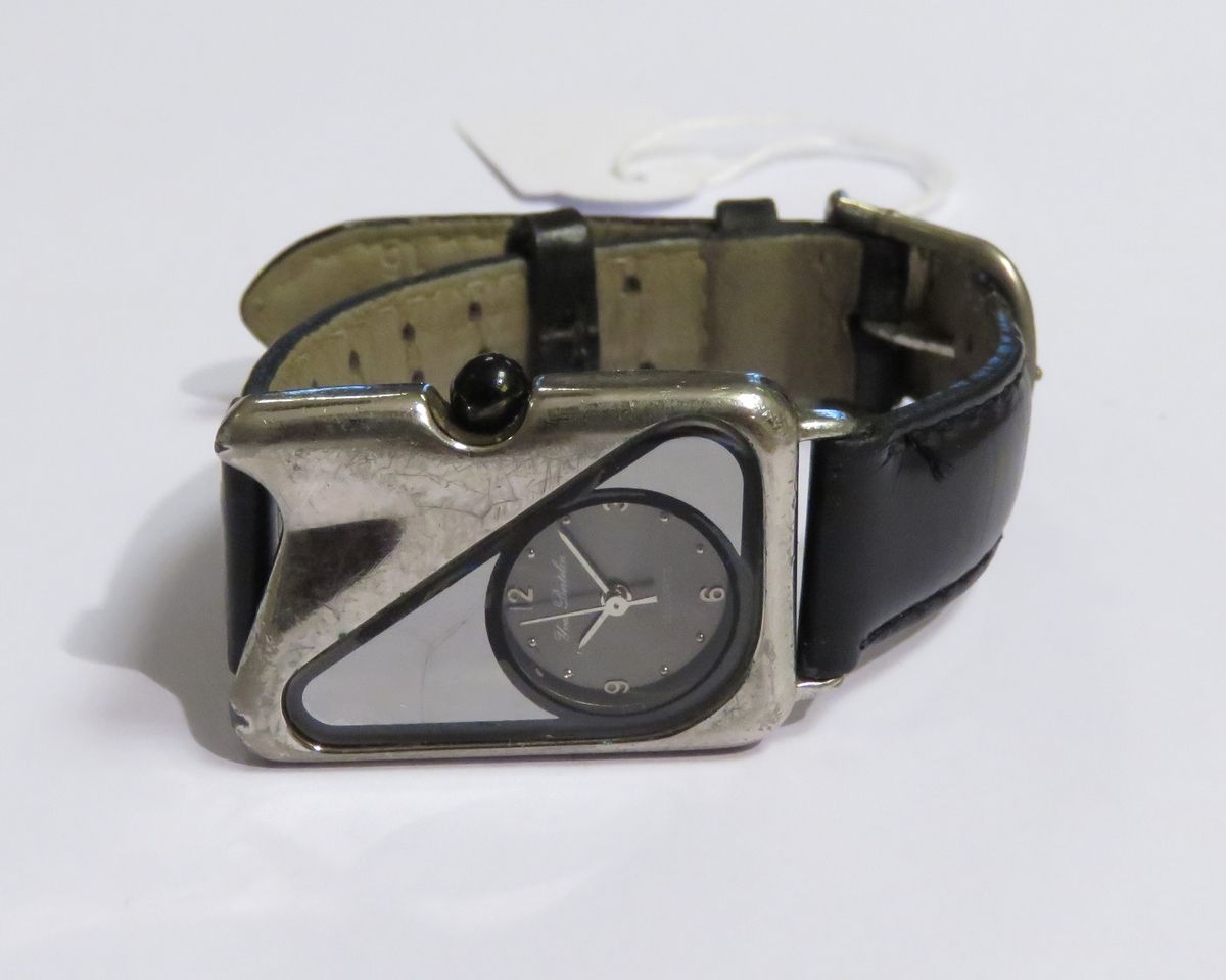 Null Yves BERTELIN.风格独特的钢制女式腕表。带银色针扣的皮表带（非原装）。石英机芯。表盘和钢上有划痕（按原样）。