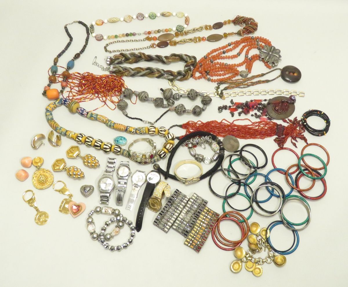 Null Lot de bijoux fantaisies divers en vrac (bracelets, colliers, montres brace&hellip;