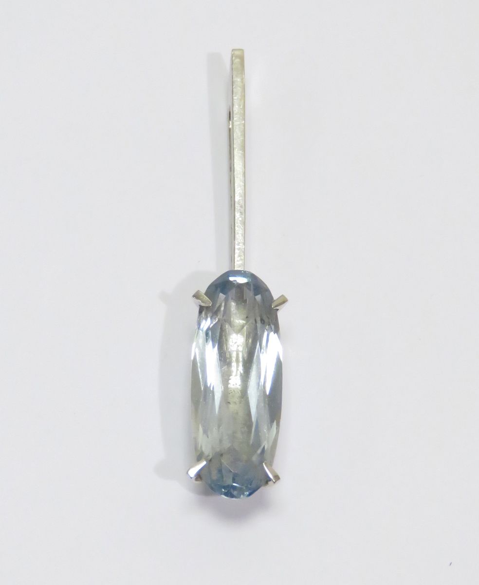 Null 珠宝商A.P. 美丽的18K白金吊坠，镶嵌着一颗大的椭圆形海蓝宝石（有轻微的碎片）。处于艺术装饰时期。毛重：5克45。5.5 x 1.5厘米。