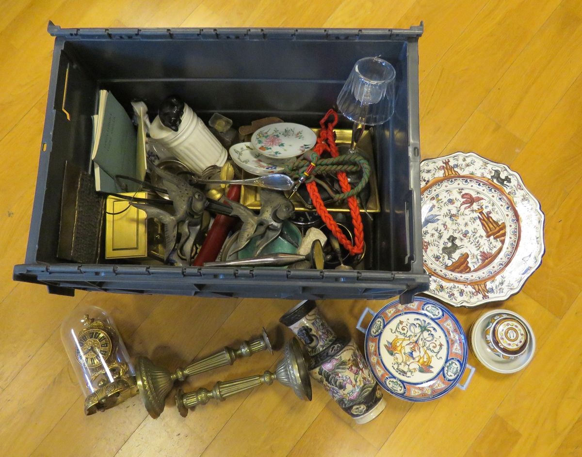 Null Good lot of miscellaneous items in bulk. 1 box (not included).
