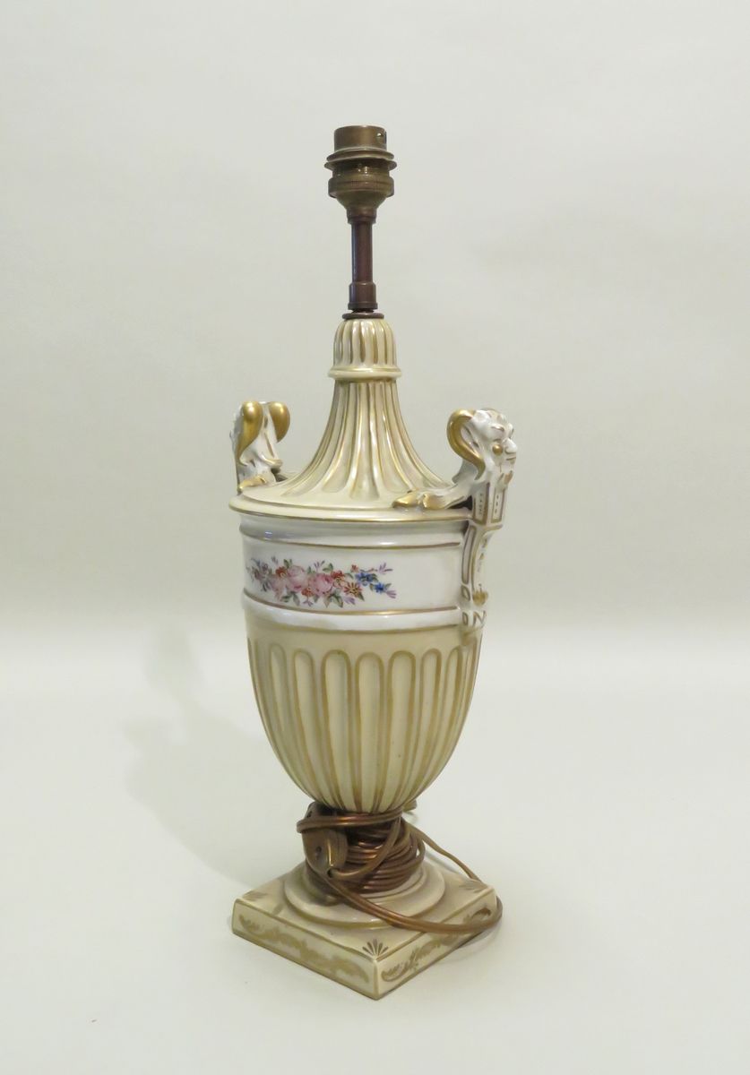 Null Pied de lampe en porcelaine. Début du Xxème siècle. 38,5 x 17 cm.