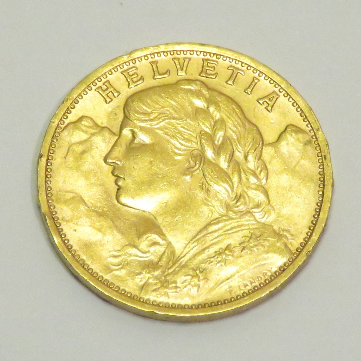 Null 20 Franc gold coin "Helvetia" dated 1935. Weight : 6g45. Diameter : 21mm.