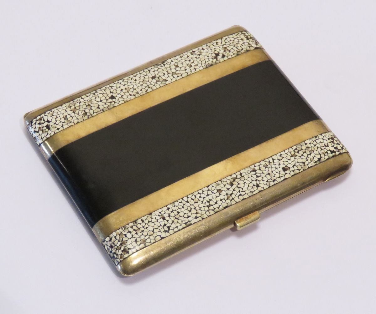 Null 美丽的 "Argor"（金银混合印记）烟盒，黑色漆面装饰，点缀着蛋壳。大约在1930年。毛重：170克。9 x 10.5厘米。