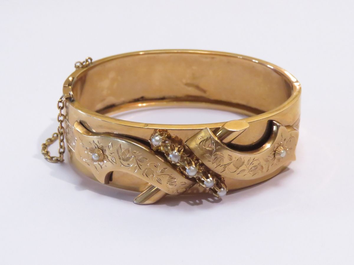 Null Important bracelet "jonc" en or jaune (18K) à décor floral, serti par sept &hellip;