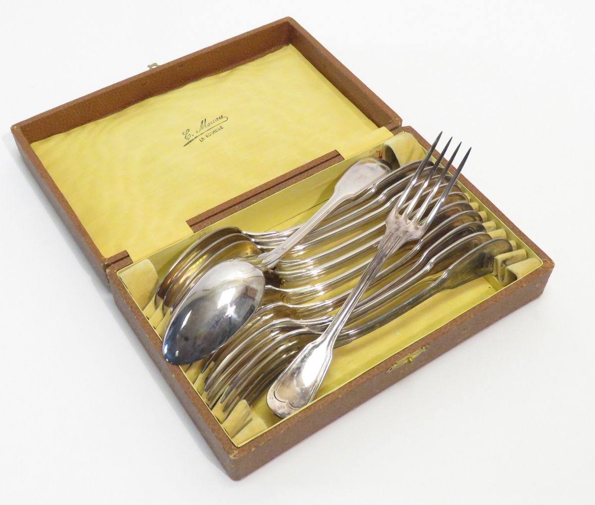 Null 套装六件镀银餐具（12件），"菲力特 "图案。长度：21.5厘米。装在盒子里。