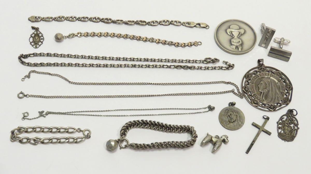 Null Loose lot of various silver pieces (mainly jewelry). Total net weight: 186g&hellip;