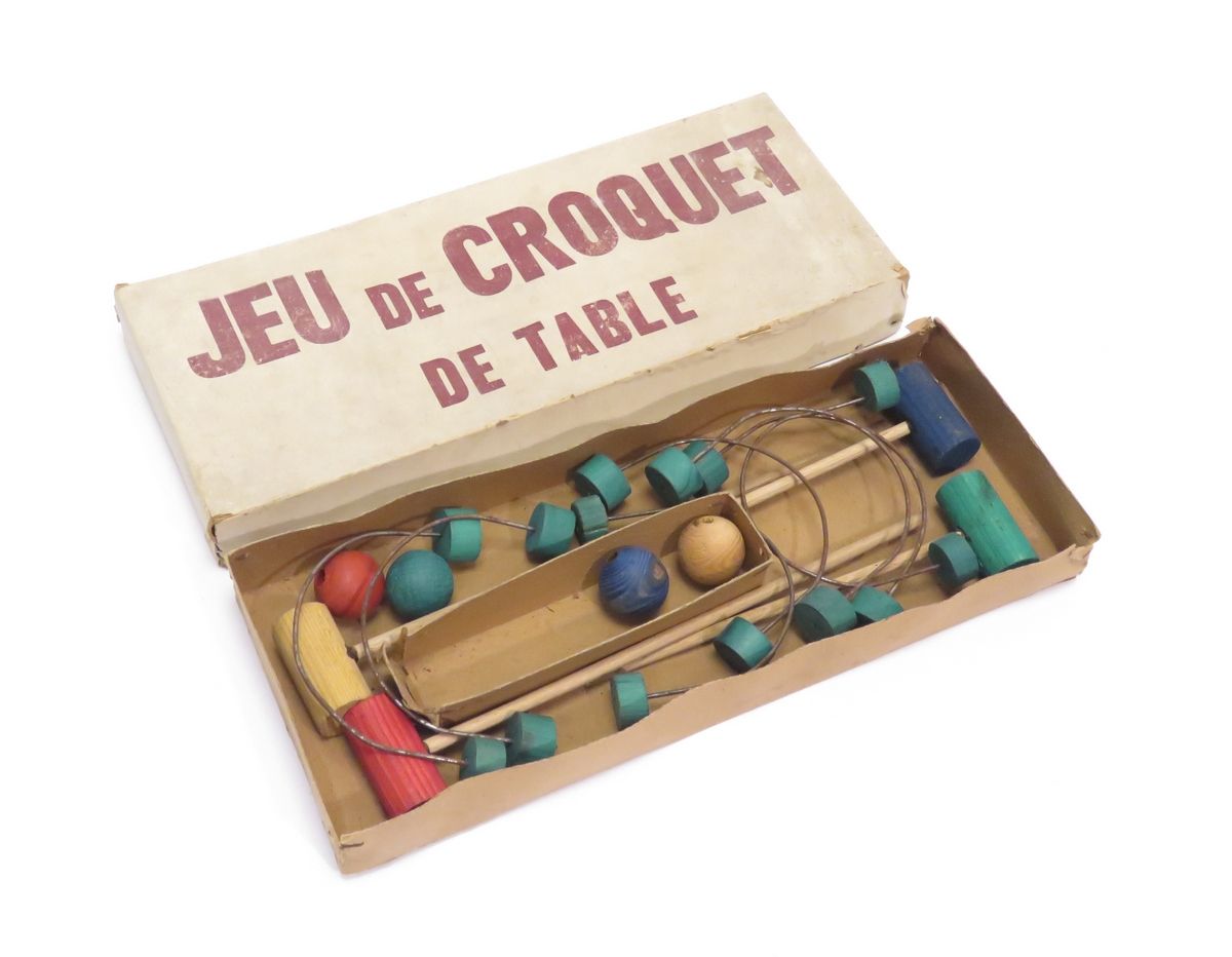 Null Juego de croquet de mesa, madera y hierro. En caja original.