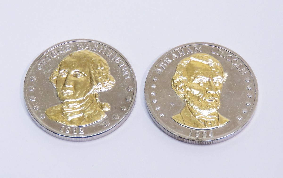 Null Set aus zwei Gedenkmünzen, aus versilbertem und vergoldetem Metall "George &hellip;