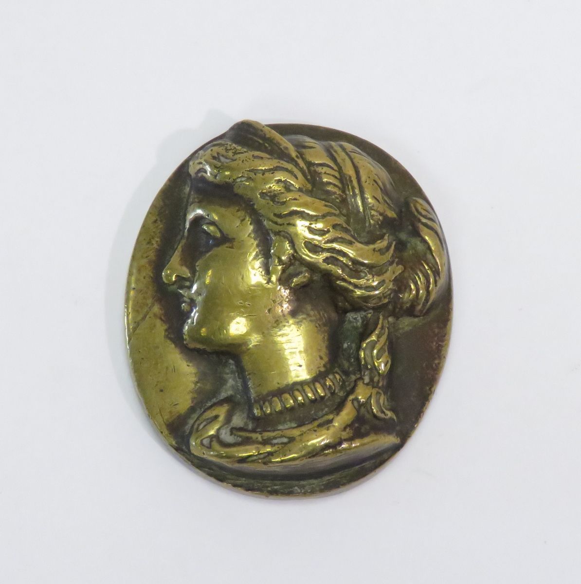 Null Beau médaillon en bronze doré, figurant une femme de profil, à l'antique. F&hellip;