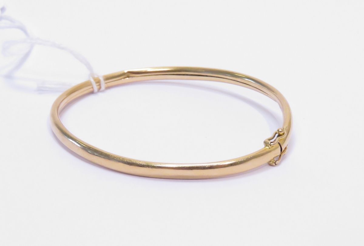 Null Bracelet "jonc " de forme ovale en or jaune (18K). Le fermoir à clapet avec&hellip;